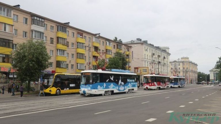 Трамваи и троллейбус на улице Космонавтов