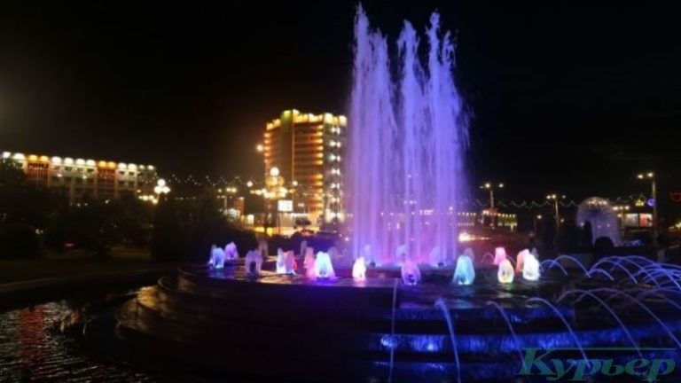 Площадь Победы ночью