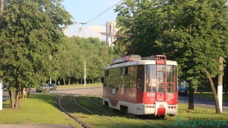 Трамвай у остановки "Красный Октябрь"