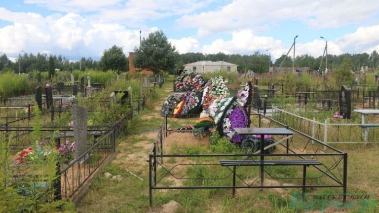 Новые могилы на кладбище Копти