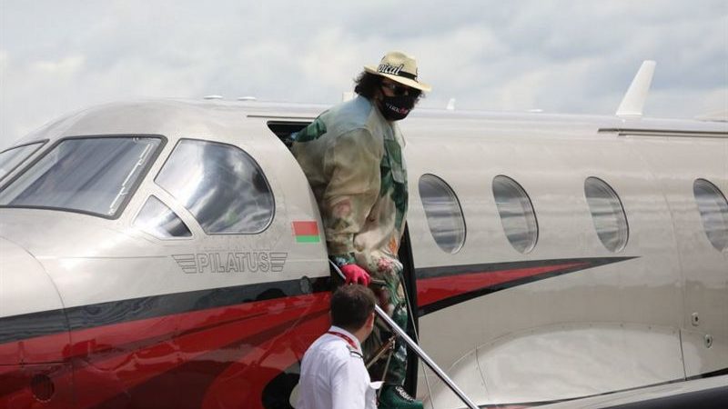 Киркоров спускается с трапа самолёта