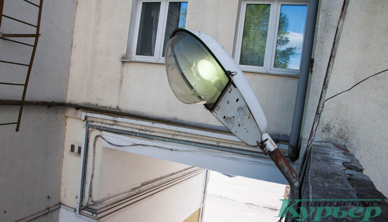 разбитая лампа на улице