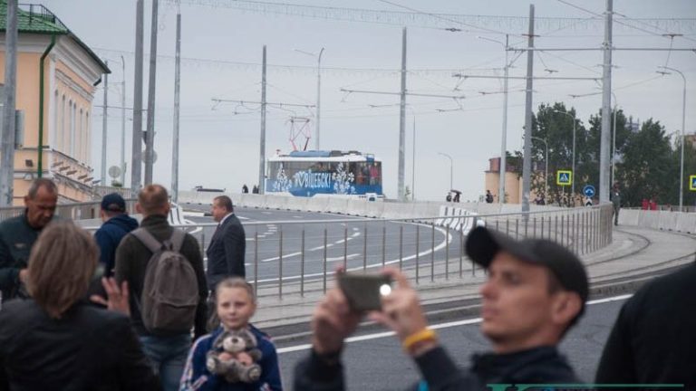 трамвай уезжает в пасмурный горизонт