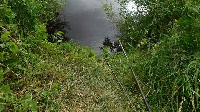 на берегу реки снасти для рыбалки