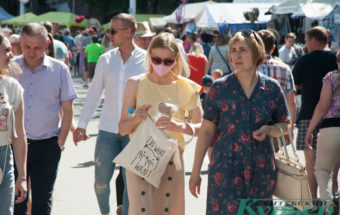 прохожие на славянском базаре в витебске