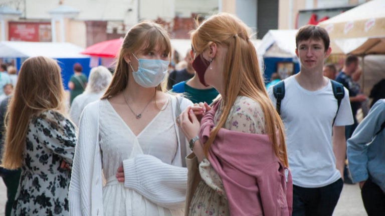 девушки в масках на славянском базаре