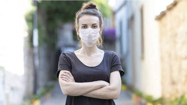 женщина в маске