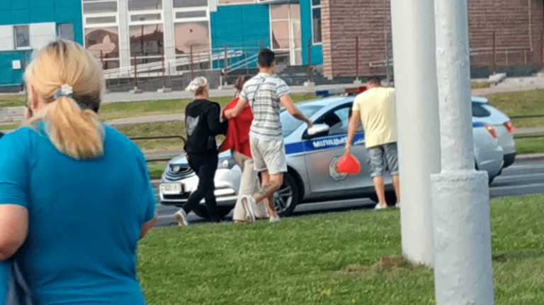 женщина бросила камень в машину