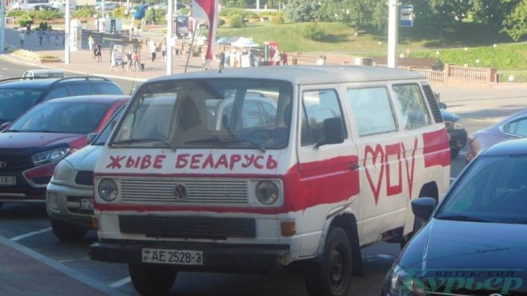 Бело-красно-белая машина