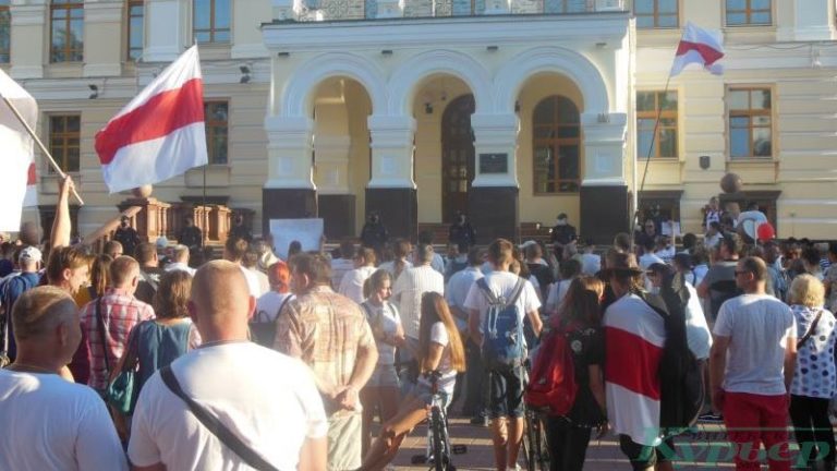 У крыльца облисполкома