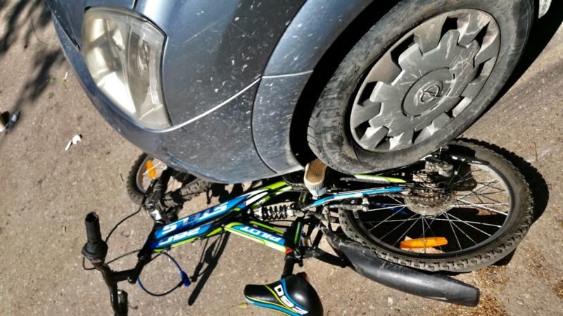 велосипед под колёсами авто