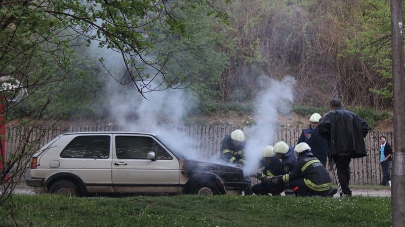 горит автомобиль