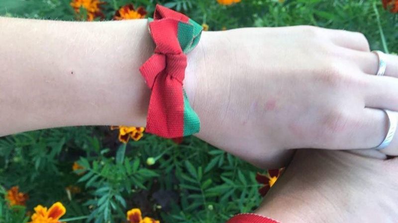 красно-зелёная лента на руке
