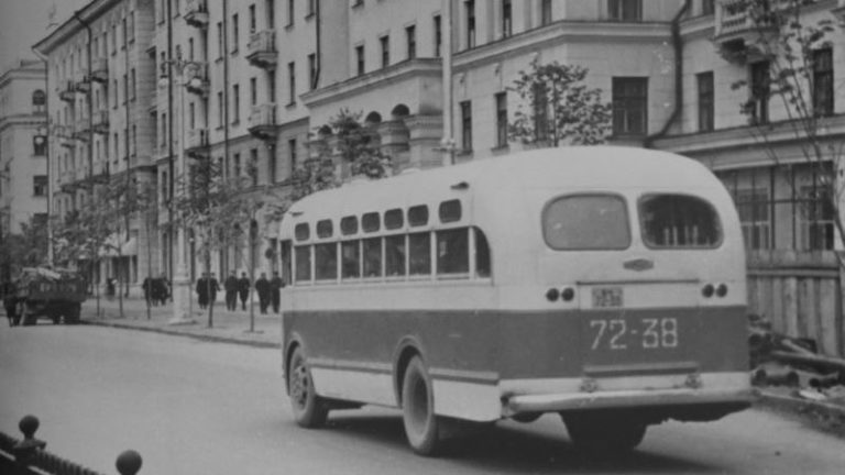 1956 год. Автобус ЗИС на улице Кирова