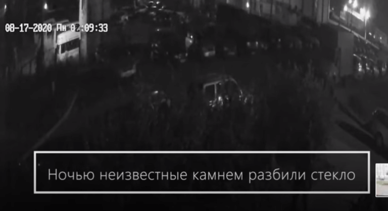 В Витебске милиционеру разбили стекло в машине