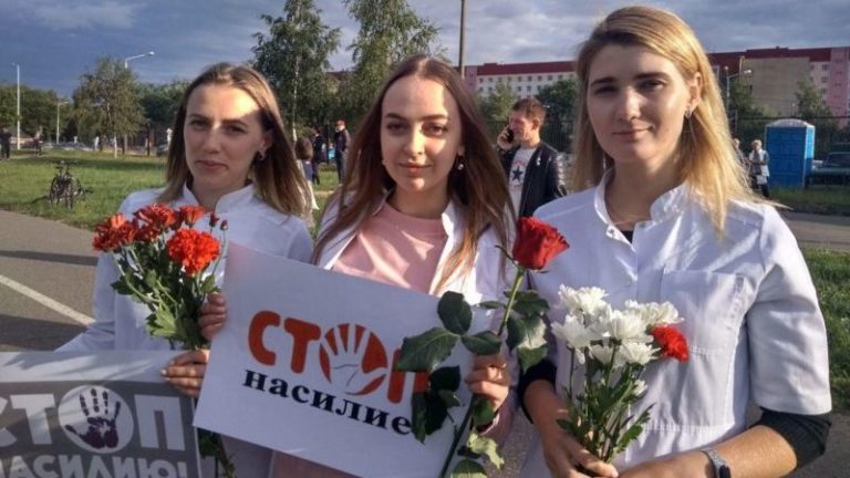 девушки медики с цветами на акции