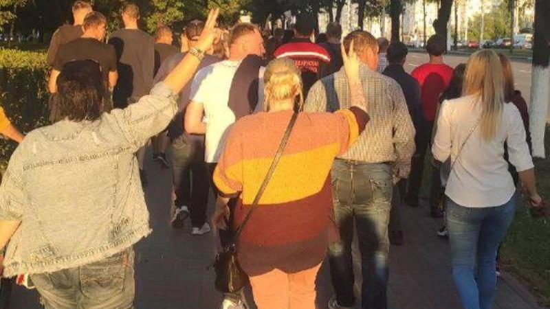 Люди идут по Московскому проспекту