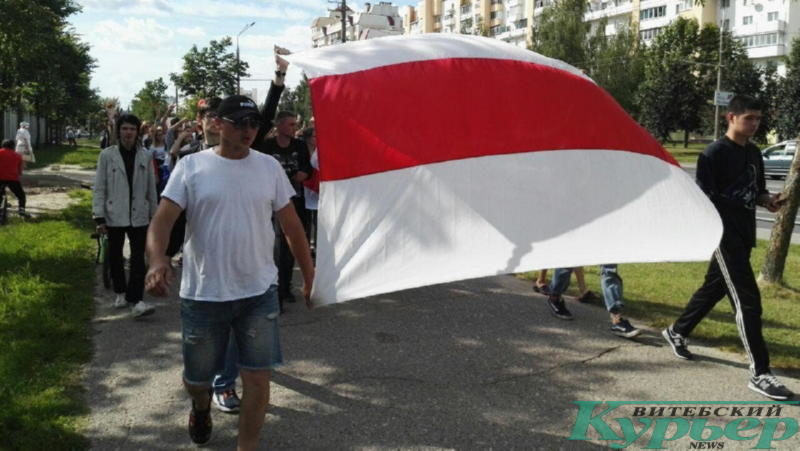 В Витебске во главе колонны бело-красно-белый флаг