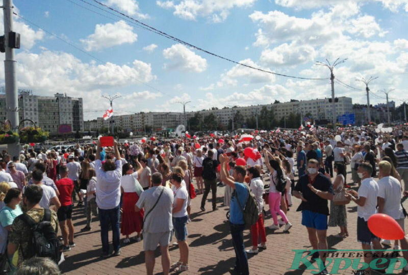Витебчане на площади Победы