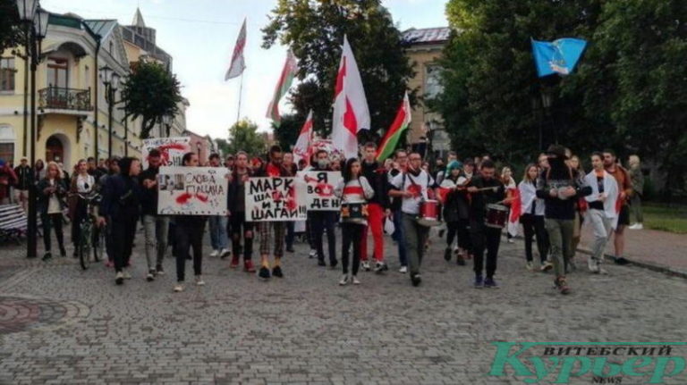 Плакаты и флаги на акции солидарности