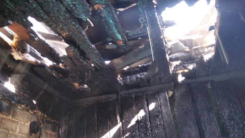 пожар в поставах разрушенный потолок