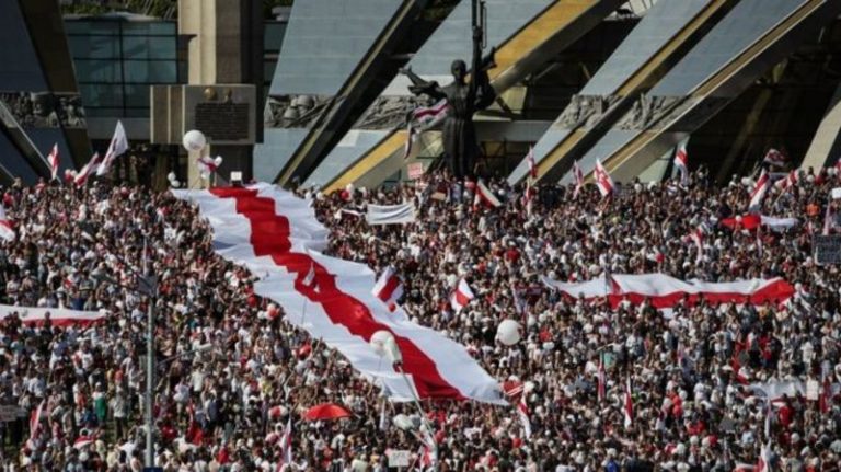 бело-красно-белый флаг возле стелы