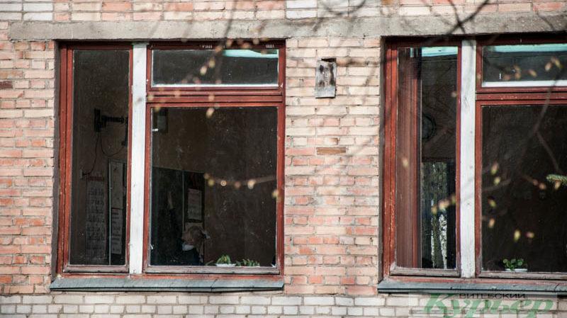 девочка пишет мелом на доске