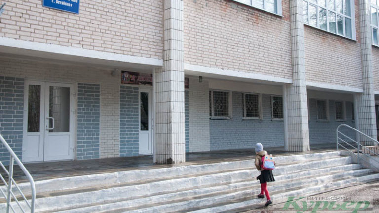 девочка на пороге школы