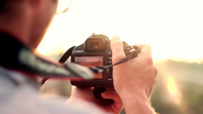 журналист с фотоаппаратом