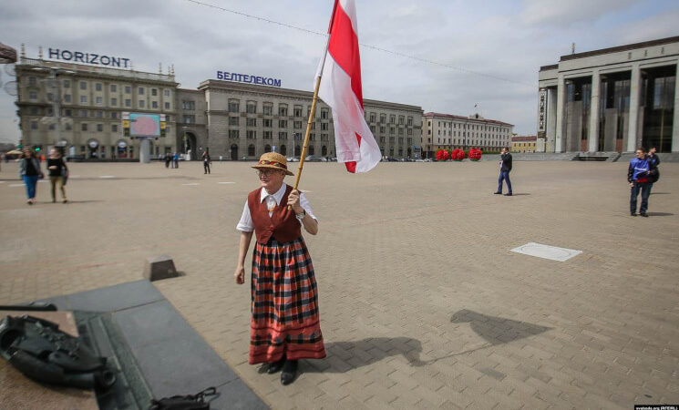 Нина Багинская на Октябрьской площади в Минске
