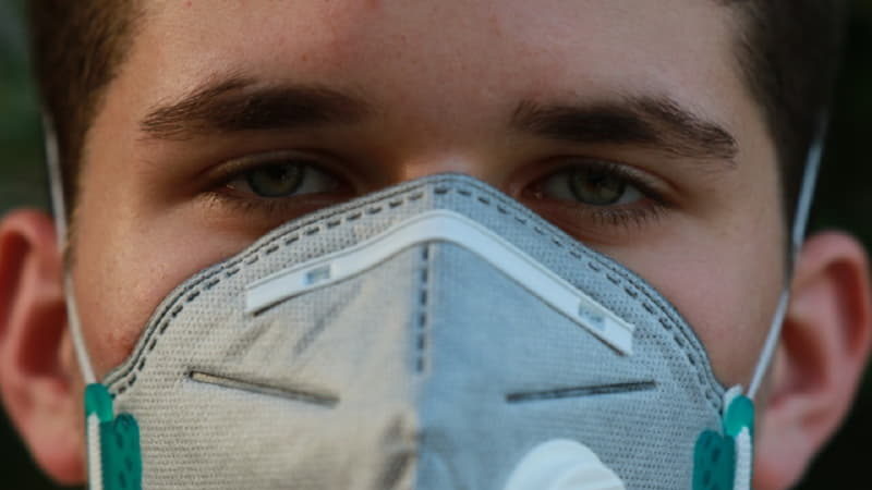 Коронавирус, мужчина в маске