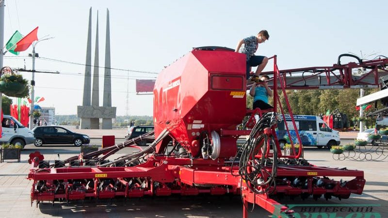дети лазают по комбайну