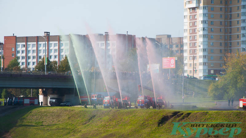 белорусский флаг из струй воды мчс