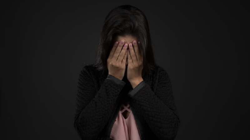 Женщина закрыла лицо руками