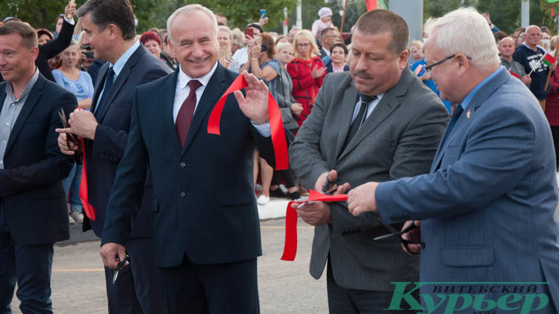 Николай Шерстнев перерезает красную ленту