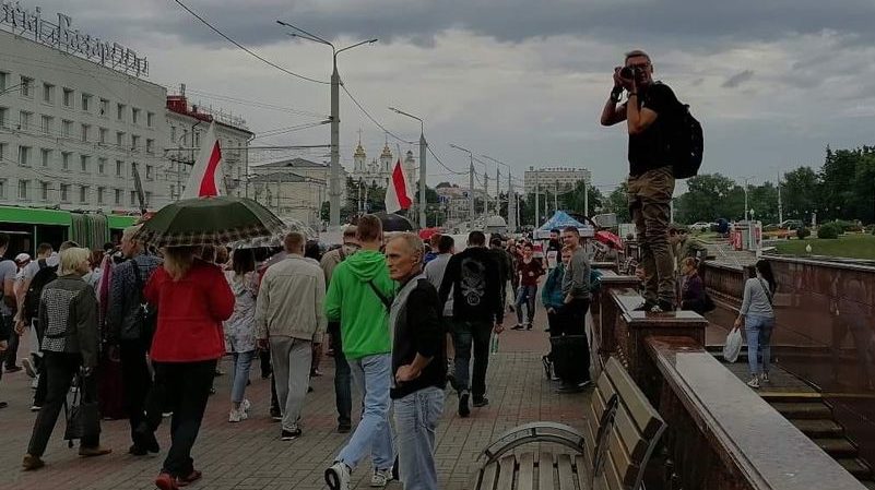 Дмитрий Казакевич работает во время протеста