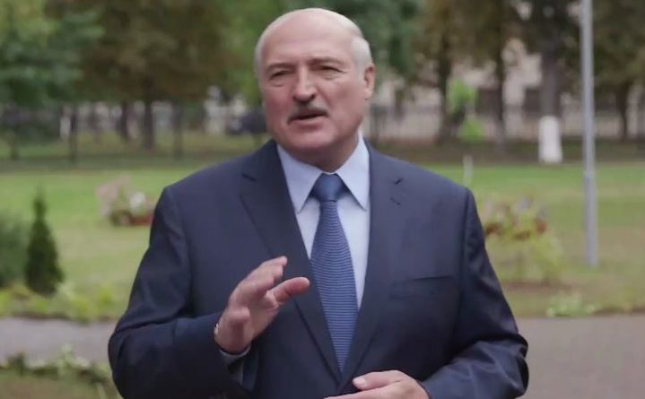 Александр Лукашенко машет рукой