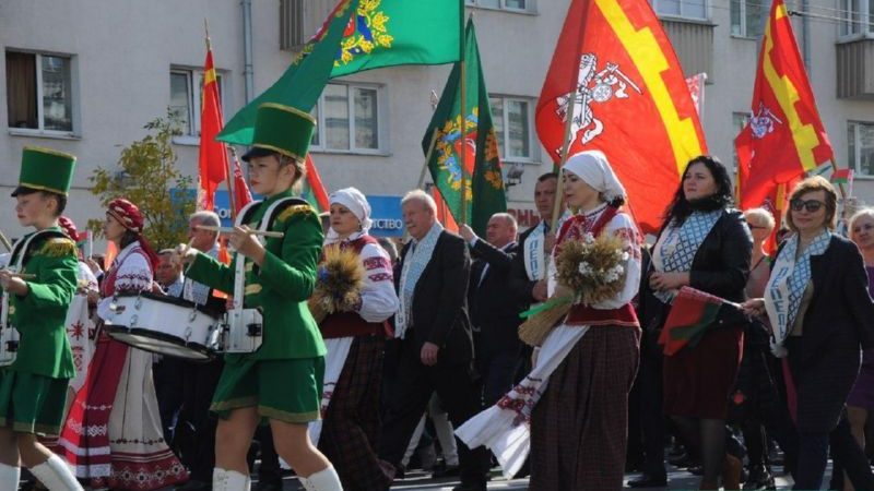 Флаг Лепеля с "Погоней" на "Дожинках-2020" в Витебске