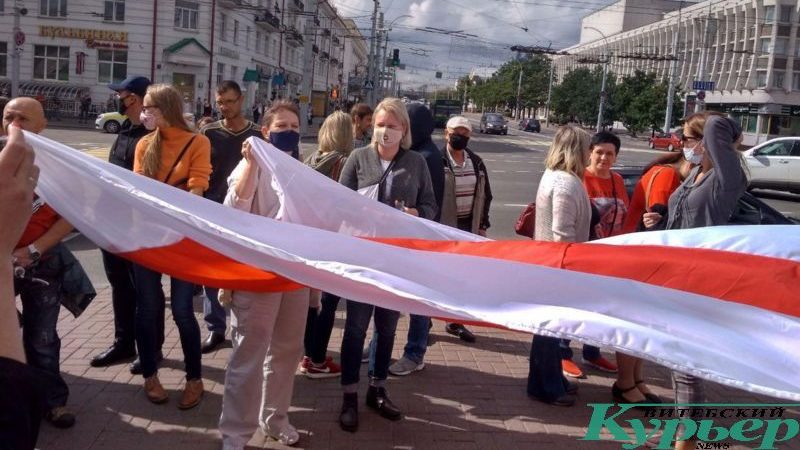 гигантский бело-красно-белый флаг