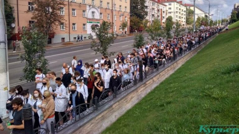 колонна демонстрантов в витебске