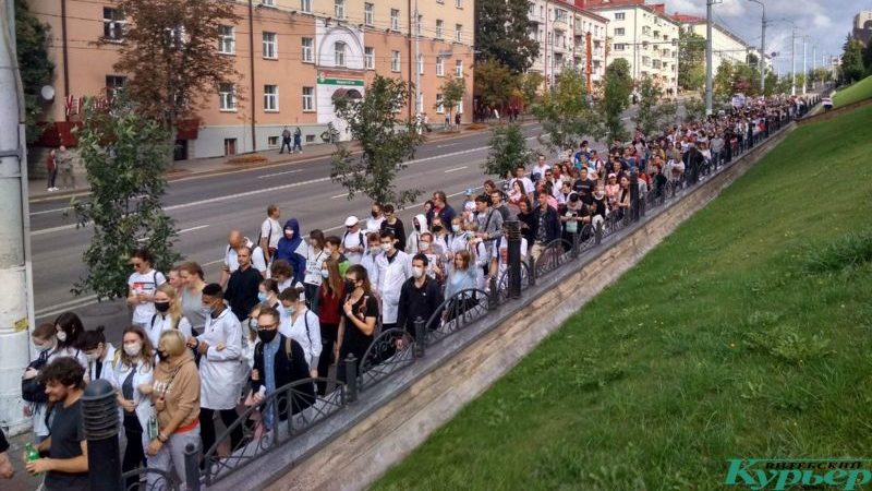 колонна демонстрантов в витебске
