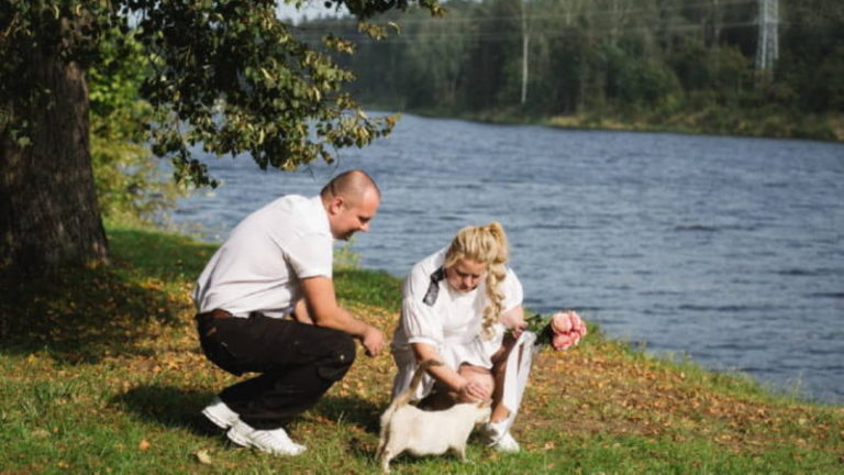 Молодожены с кошкой