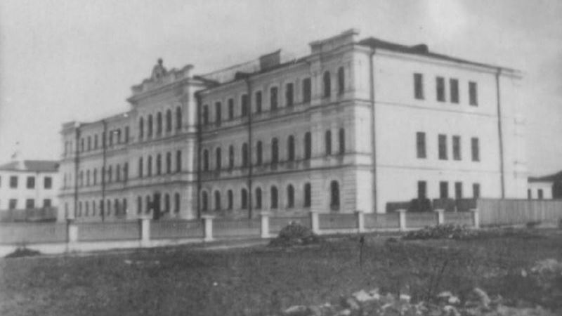 Педагогический институт (бывшая мужская гимназия)