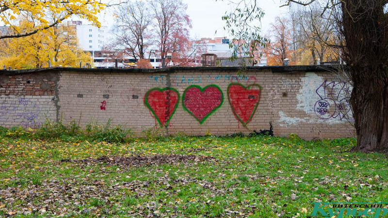 красно зеленые знаки на граффити