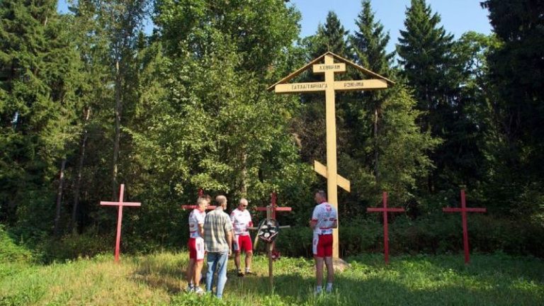 Кресты в память о жертвах сталинского террора в лесу у деревни Поляи