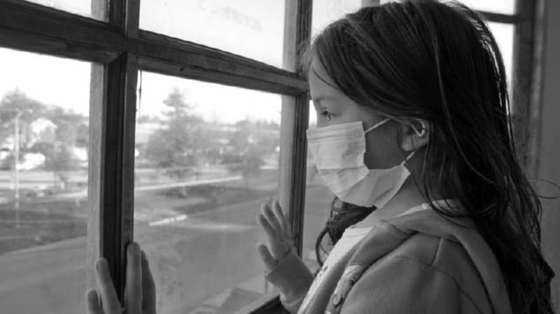 Ребенок в маске и коронавирус