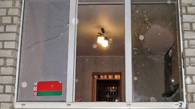 окно с флагом