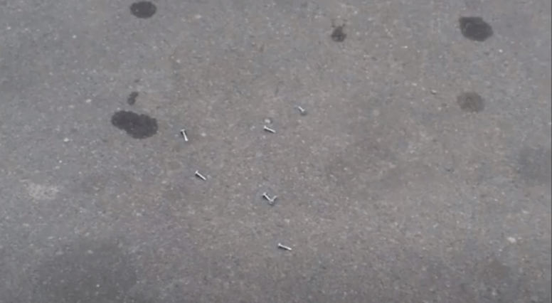 саморезы на дороге