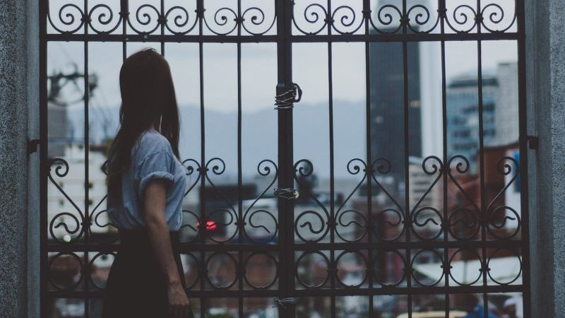 девушка одна в городе