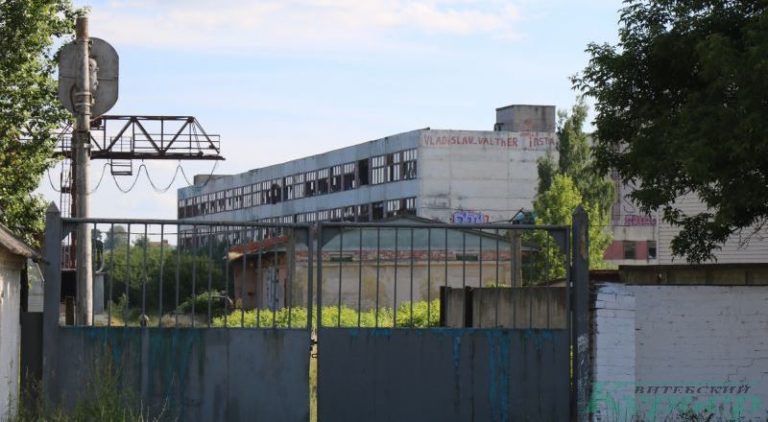 Один из корпусов заброшенной мебельной фабрики